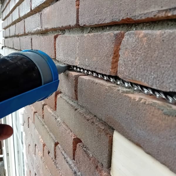 Wapening geplaatst in gevel door Terpstra Gevelrenovatie Wapening plaatsen, helibar